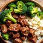 لحم بقري وبروكلي كيتو بسيط ومليء بالنكهات، يقدم ساخناً على طبق