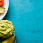 غواكامولي كيتو كريمي وسريع في وعاء مع رقائق منخفضة الكربوهيدرات