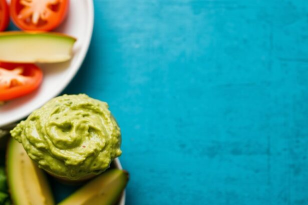 غواكامولي كيتو كريمي وسريع في وعاء مع رقائق منخفضة الكربوهيدرات